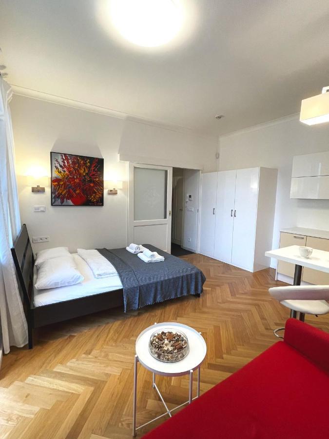 Friendly Apartments In Прага Экстерьер фото